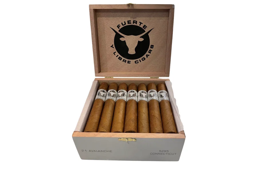 Fortaleza y Libre Avalanche Ecuadorean Connecticut Toro